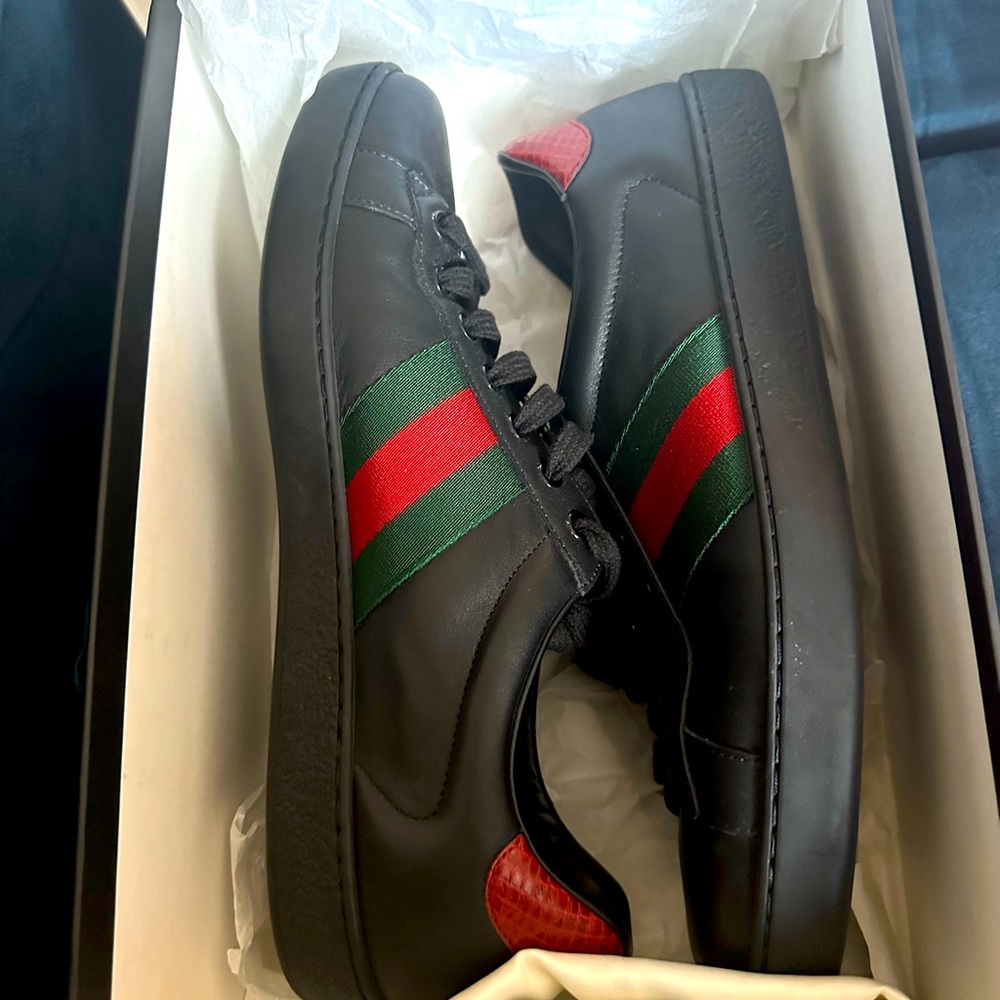 Gucci sneakers men size 10 , perfect condition barely used . Original box.